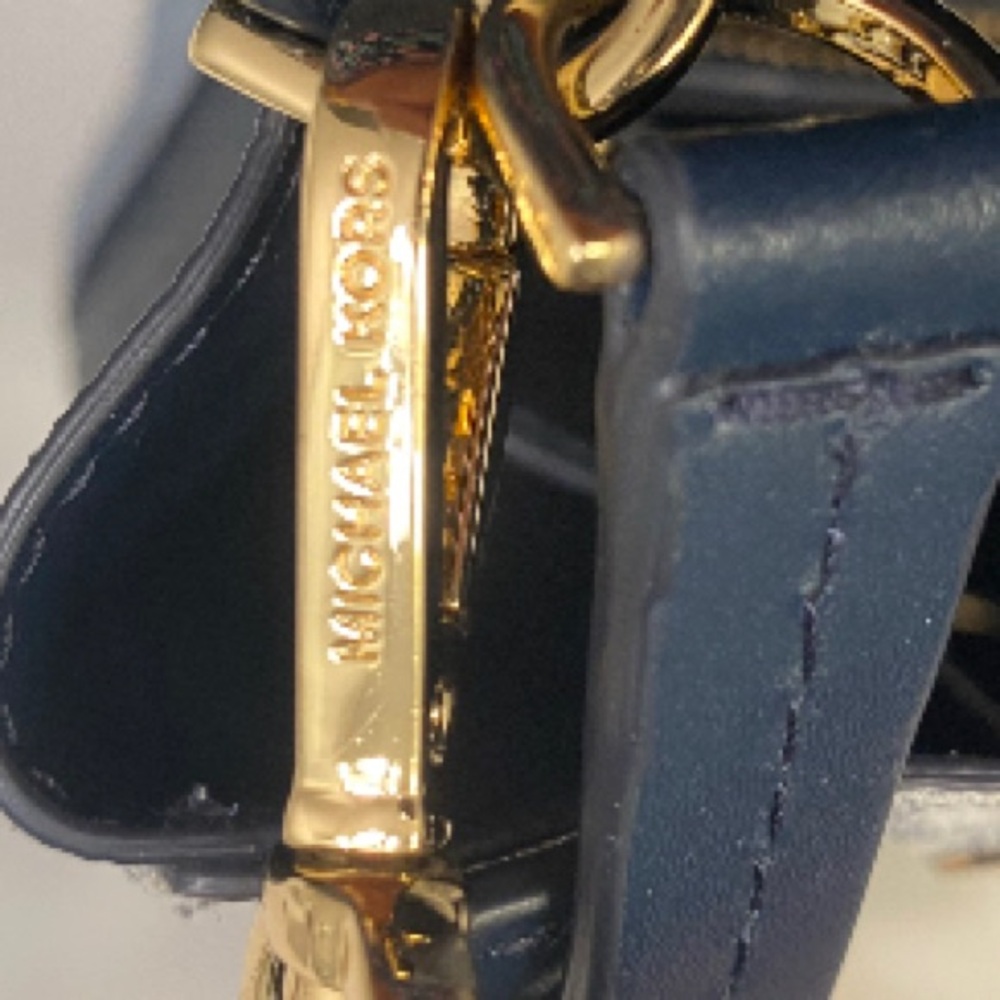 Michael Kors Mercer Gallery Convertible Bucket Bag - Picture 4 of 7